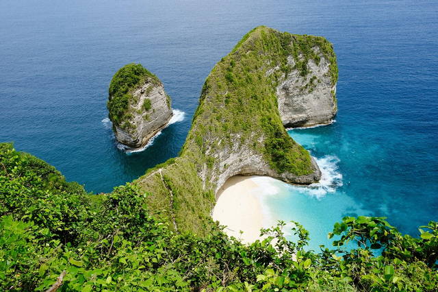 diamond beach indonesia